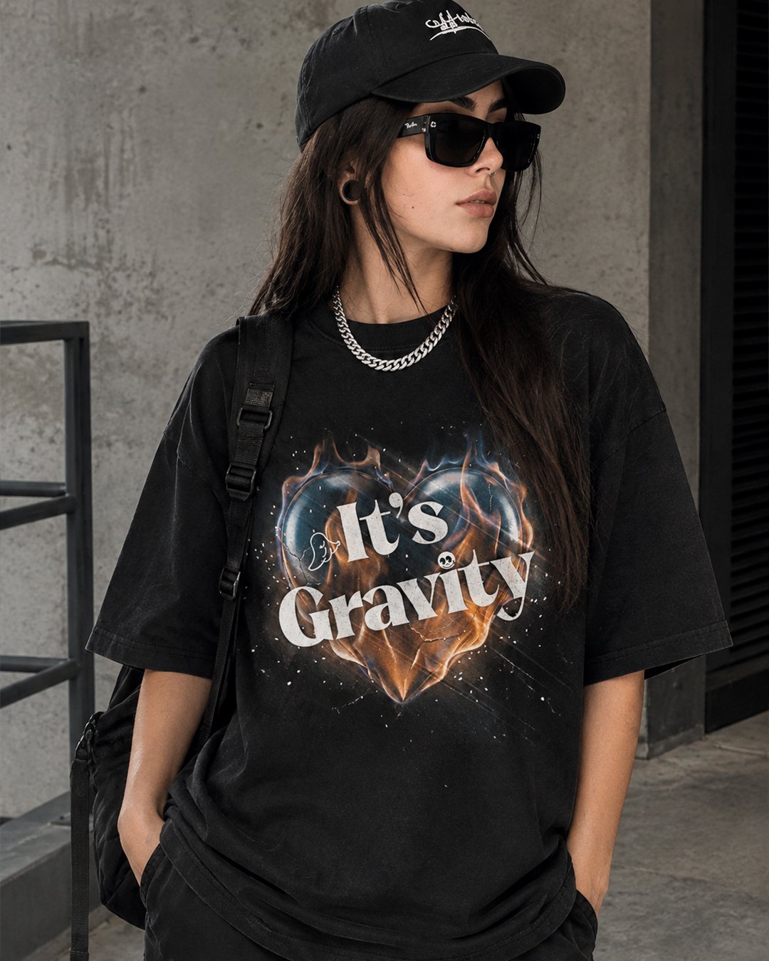 Camiseta preta It's Gravity da JAMV Records, usada em look urbano