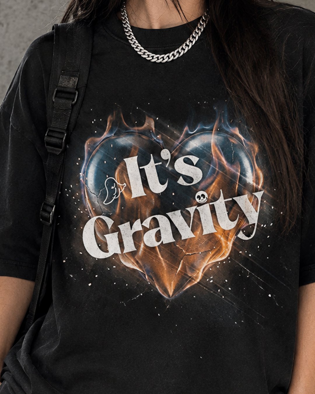Detalhe da estampa It's Gravity na camiseta preta da JAMV Records