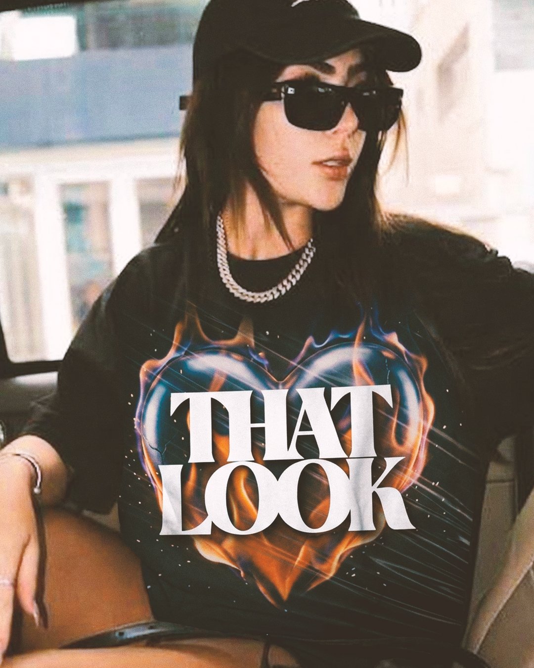 Camiseta preta That Look da JAMV Records, usada dentro de um carro